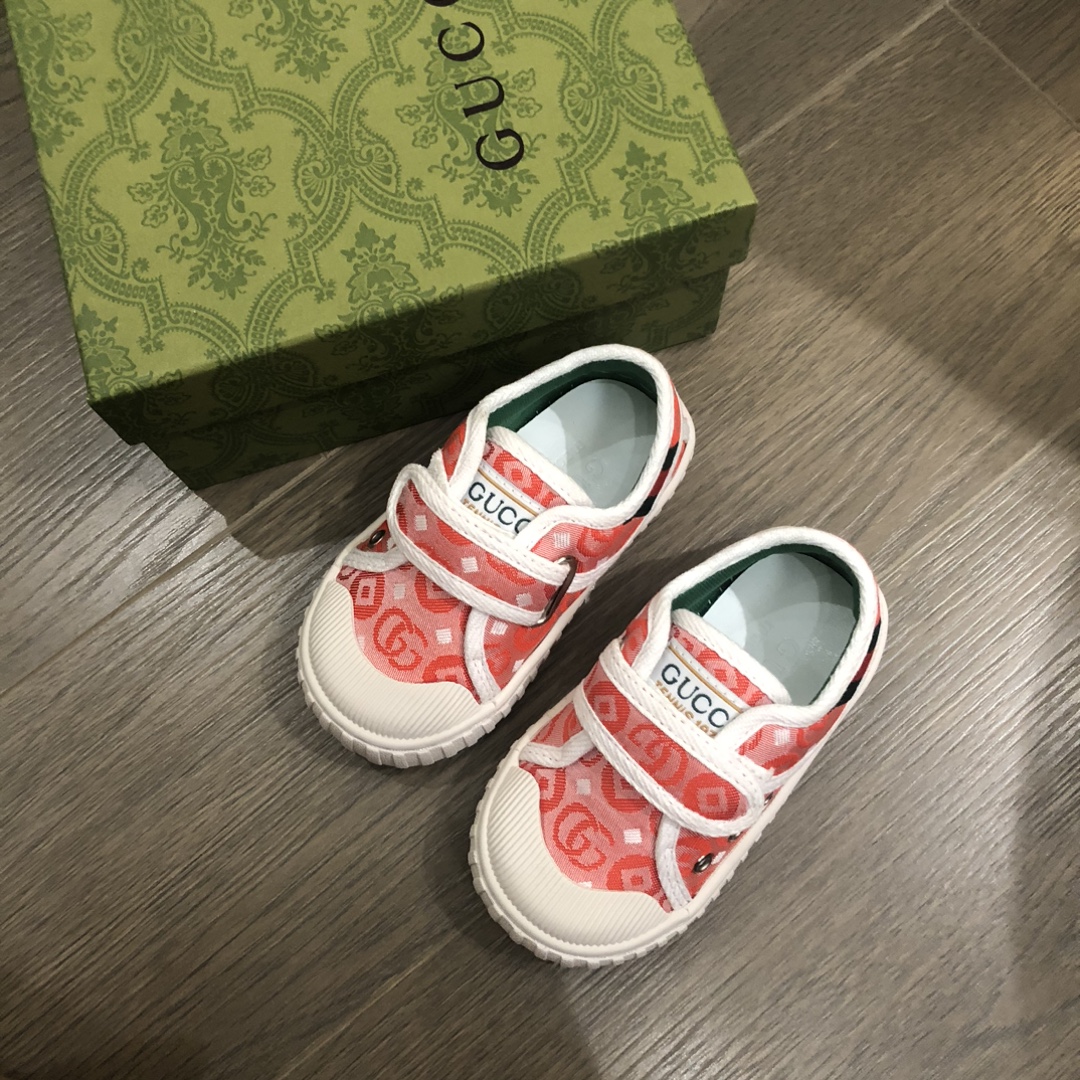 Children's shoes child